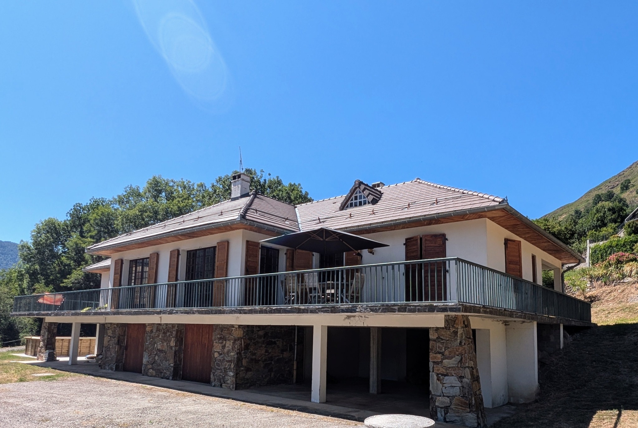 Arrière de Casa Les Ferraches et ses longues terrasses