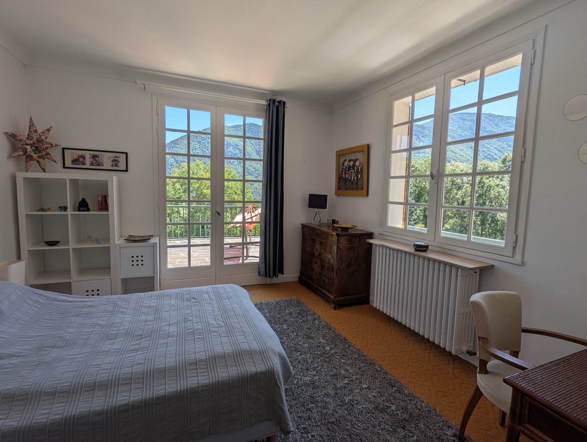Chambre claire avec deux fenêtres