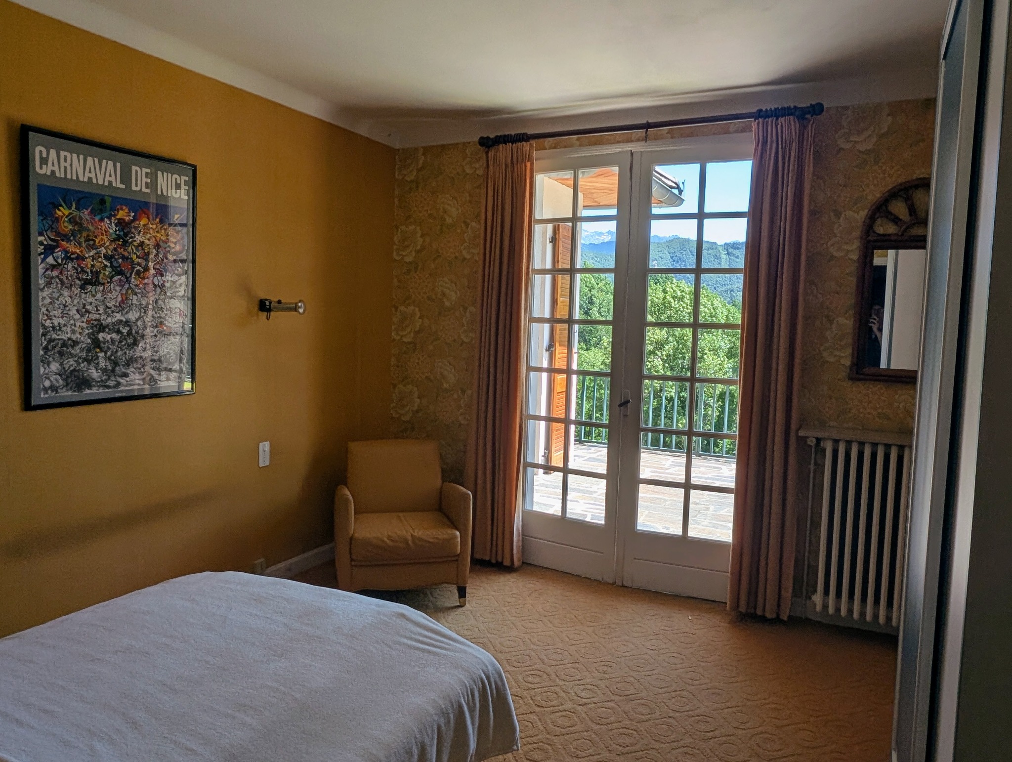 Chambre ocre avec porte-fenêtre