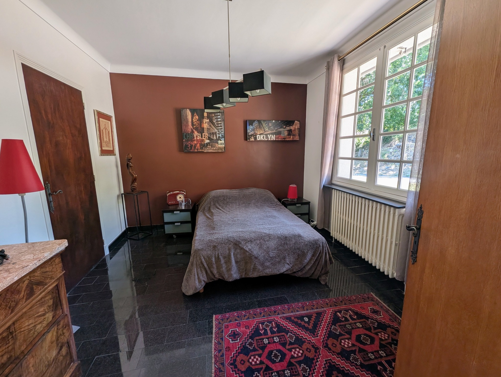 Chambre chaleureuse avec mobilier en bois