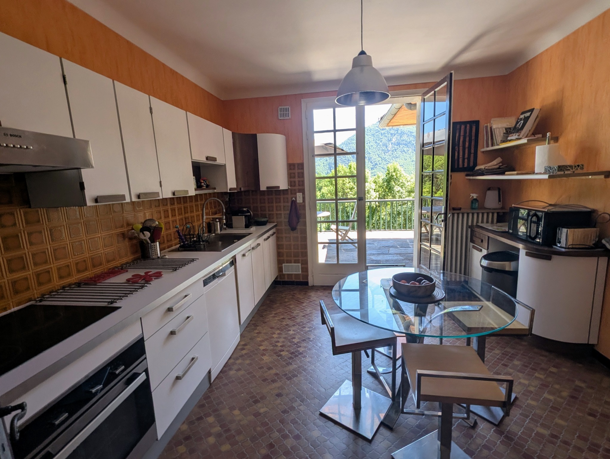 Cuisine équipée ouverte sur la terrasse principale