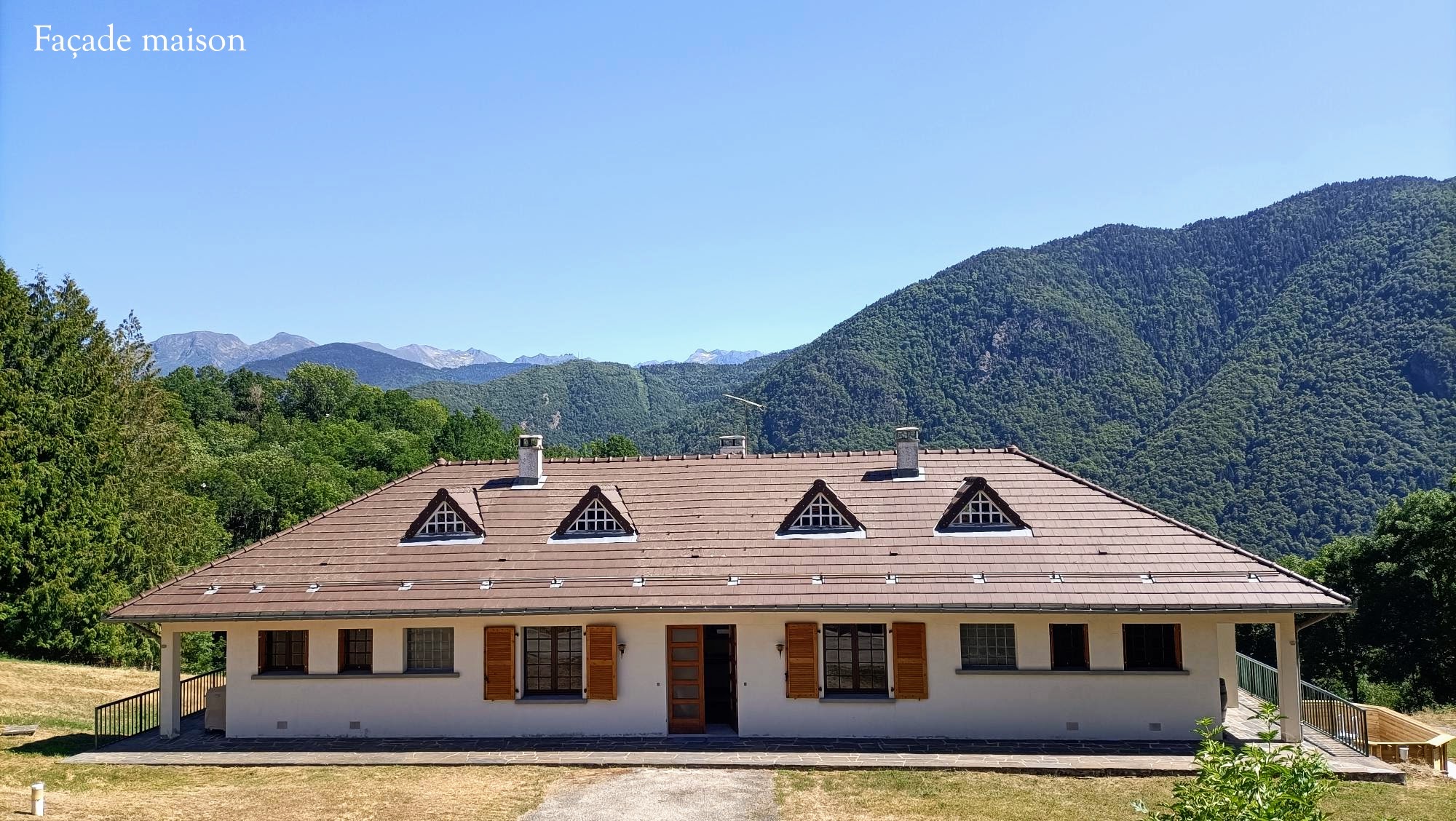Casa Les Ferraches dans son paysage de montagne