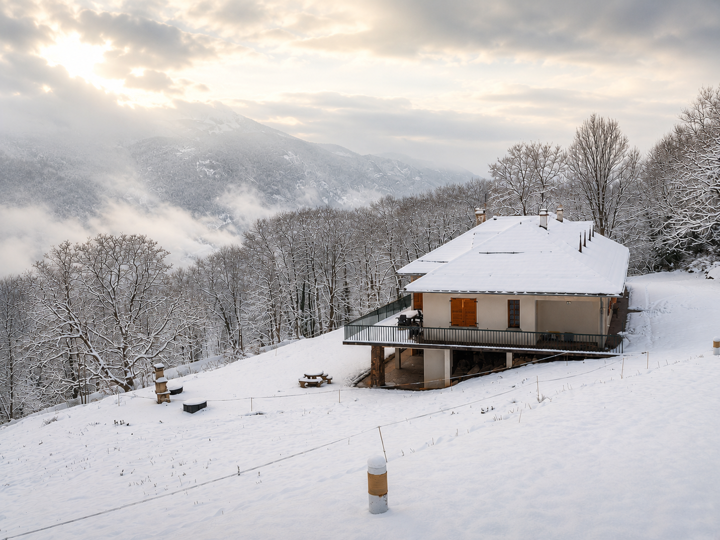 Casa Les Ferraches sous la neige, face aux montagnes