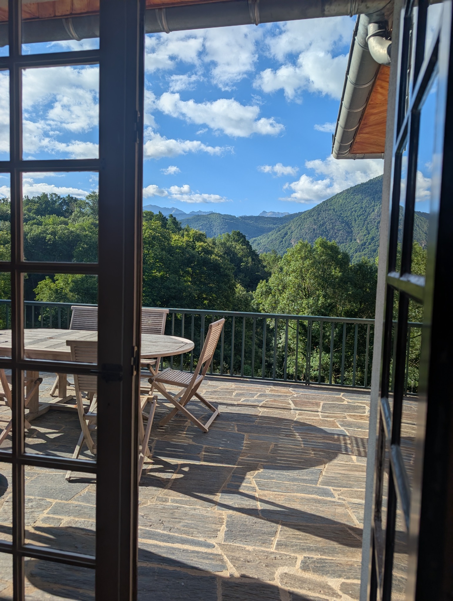 La vue depuis la maison vers les montagnes