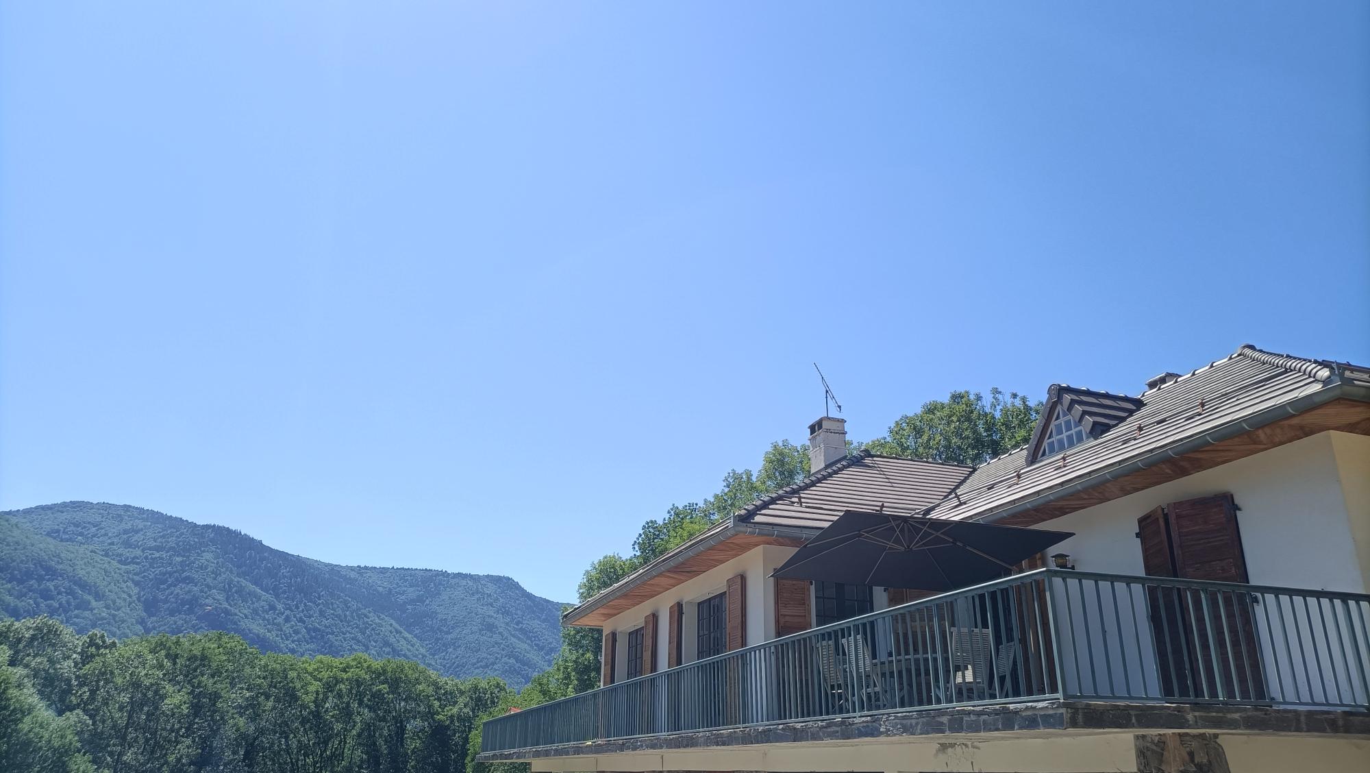 Casa Les Ferraches et sa grande terrasse face aux montagnes