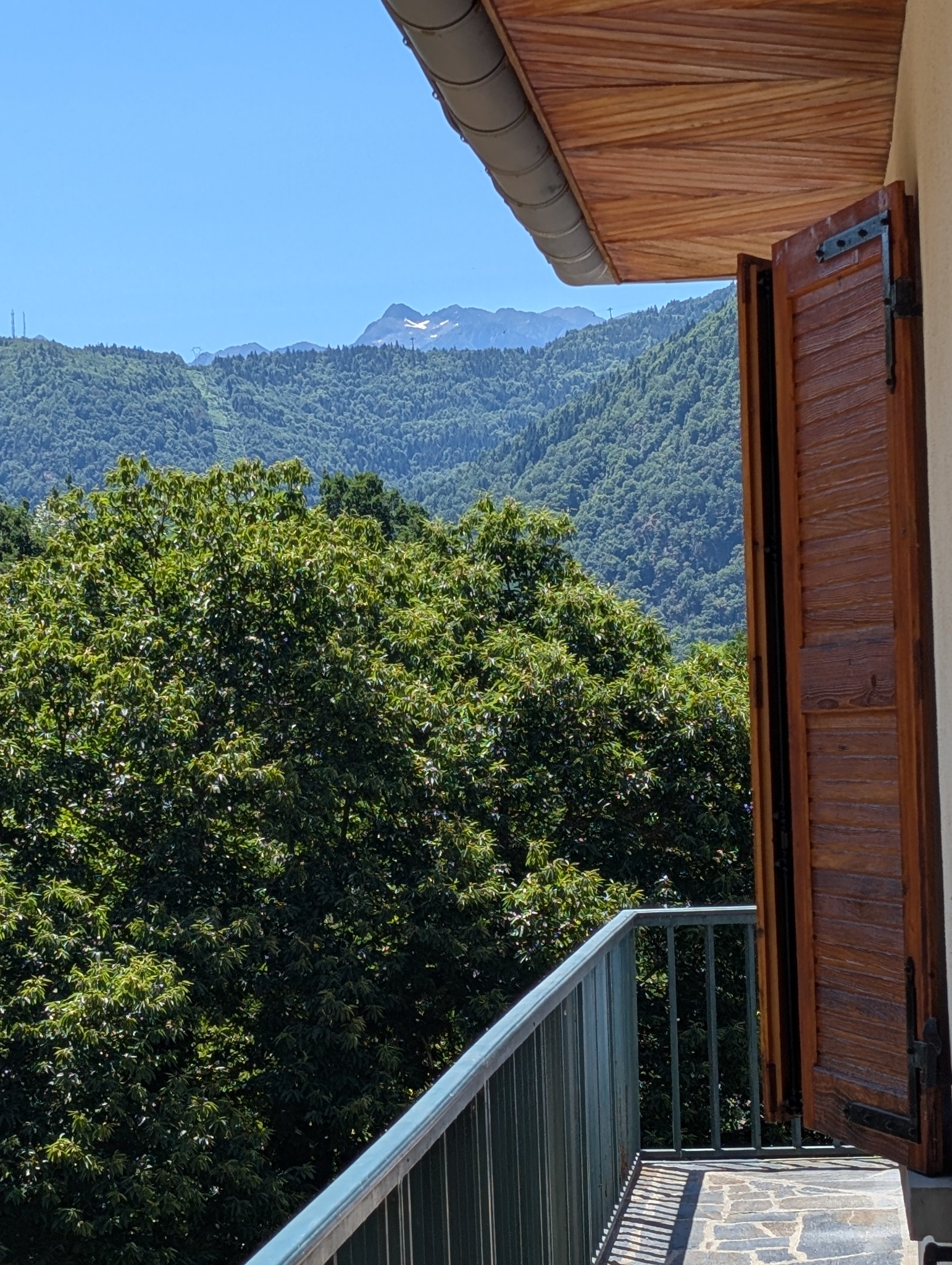 Les sommets vus depuis une fenêtre ouverte de la maison