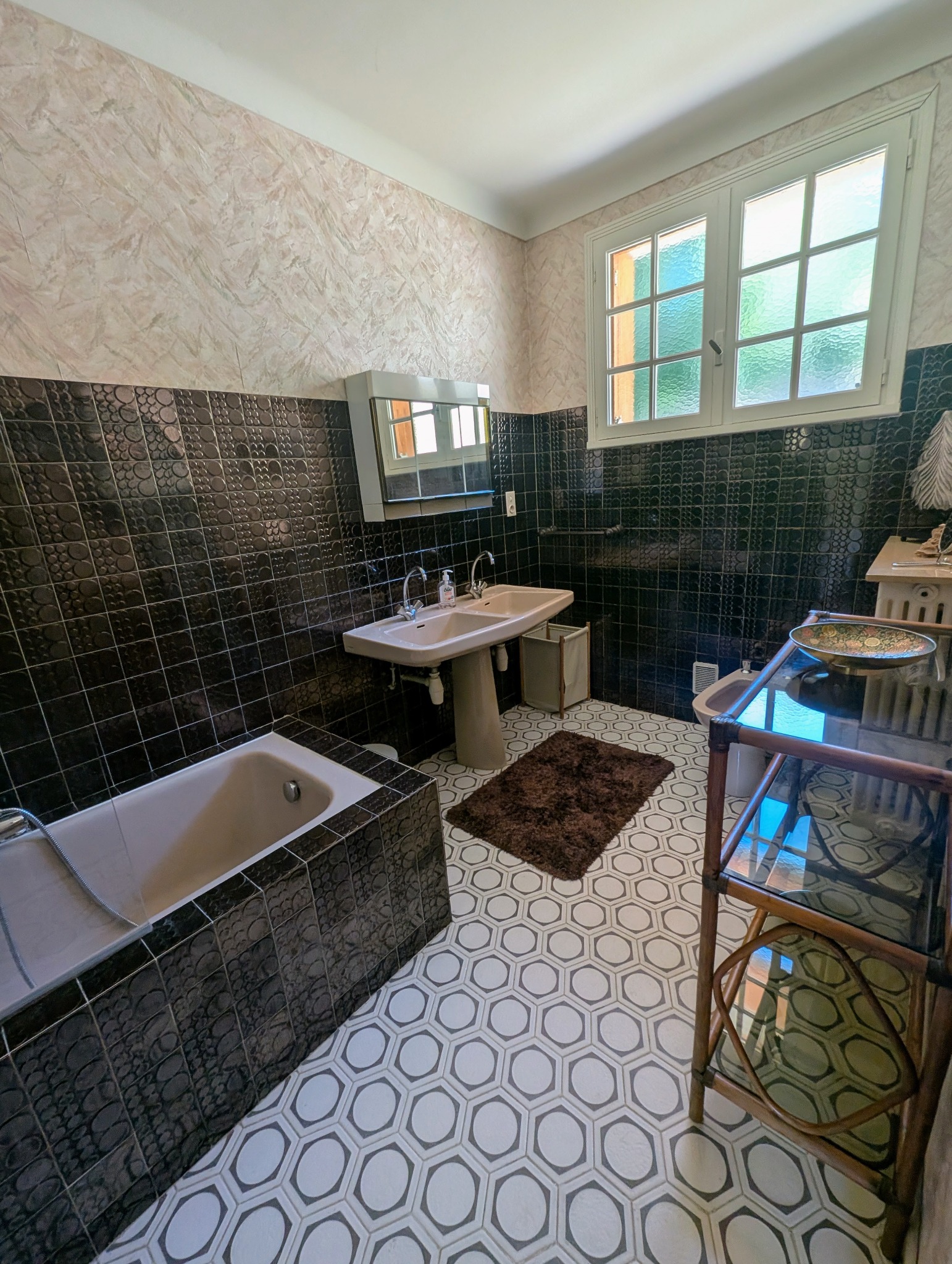 Salle de bains avec baignoire, douche et pare-douche