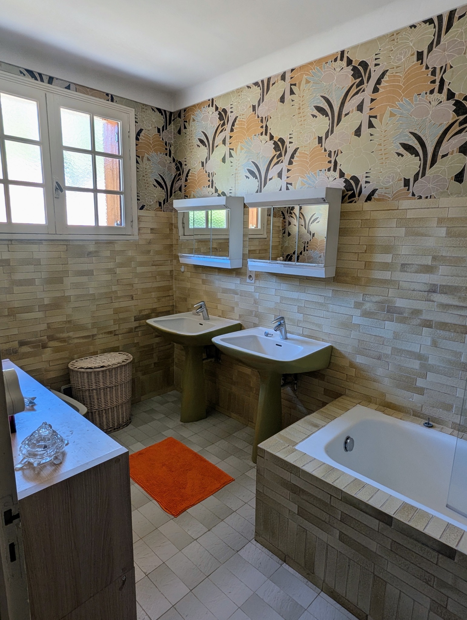 Salle de bains avec baignoire, douche et pare-douche