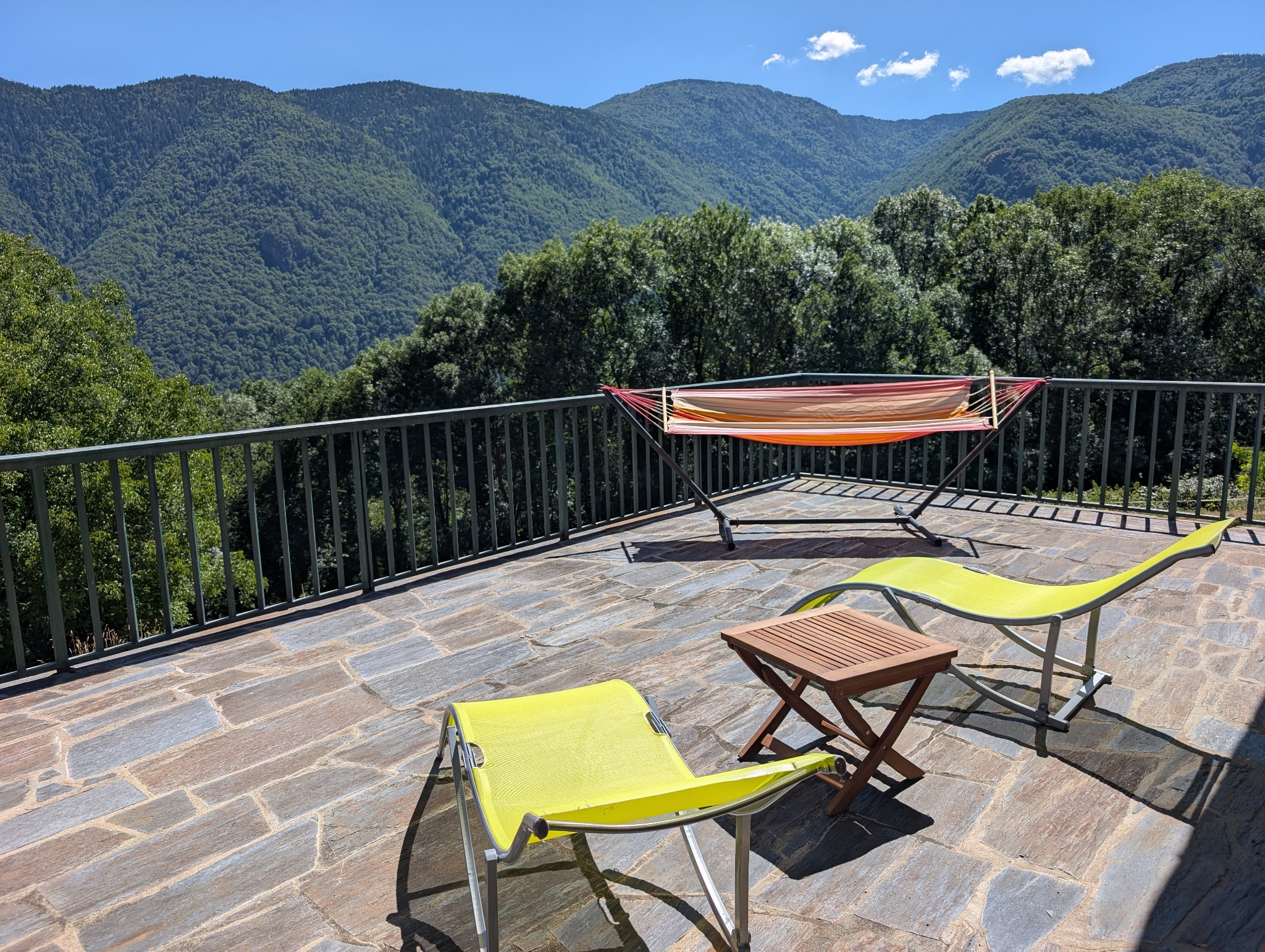 Terrasse des chambres avec transats face à la vallée