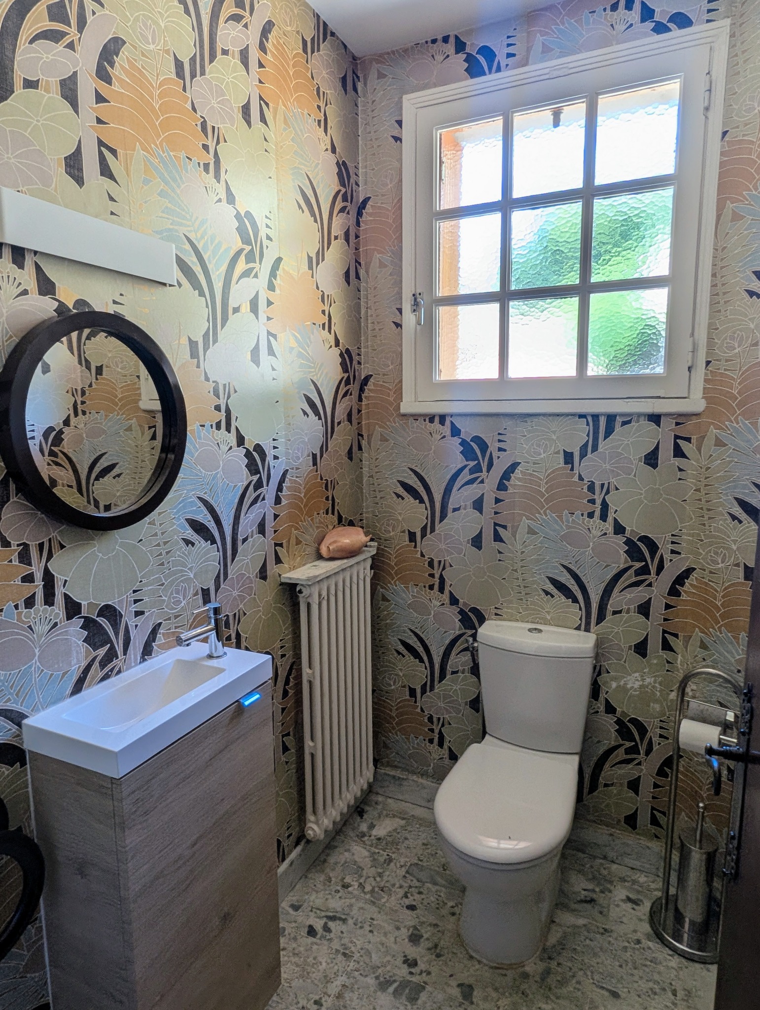 Toilettes indépendantes décorées